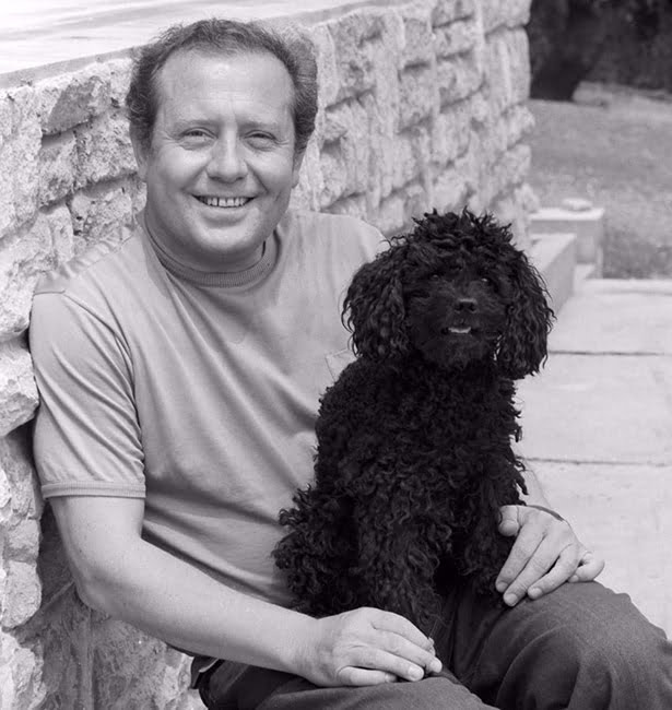 Kállai Ferenc kutyájával. Fotó: Keleti Éva. Forrás: Pesti Magyar Színház