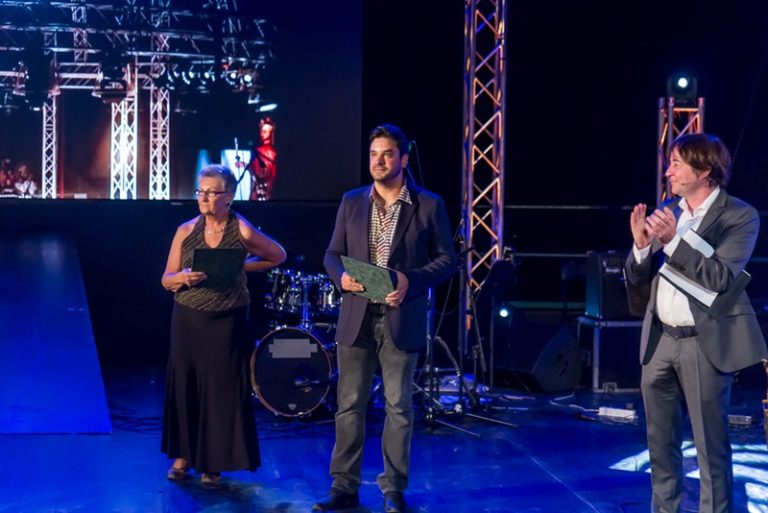 20170819_szarvasiviziszinhazdijatado_img_0234