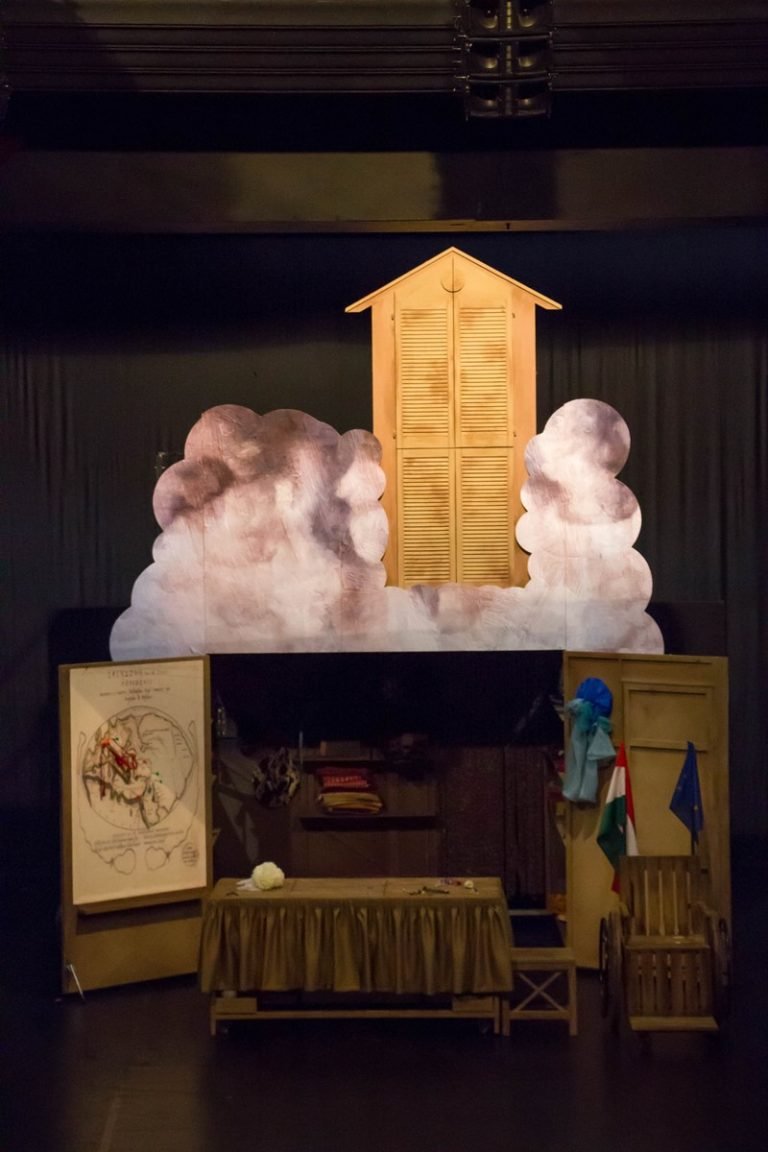 az_ozvegy_karnyone_diszlet001