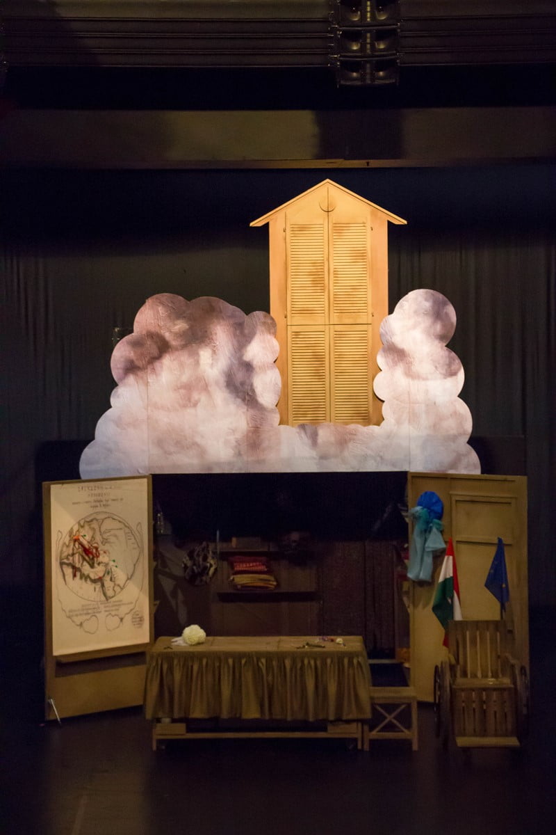 az_ozvegy_karnyone_diszlet001