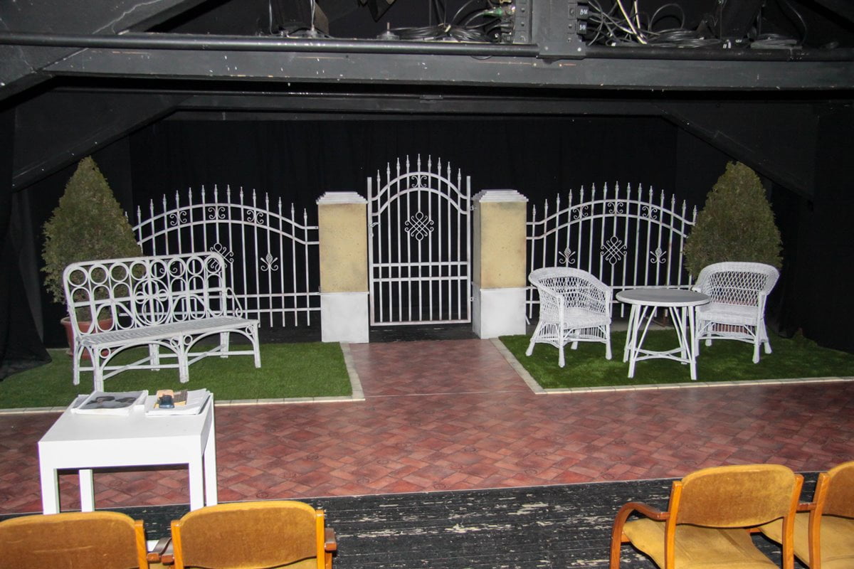 hajnalban_delben_este_diszlet_001