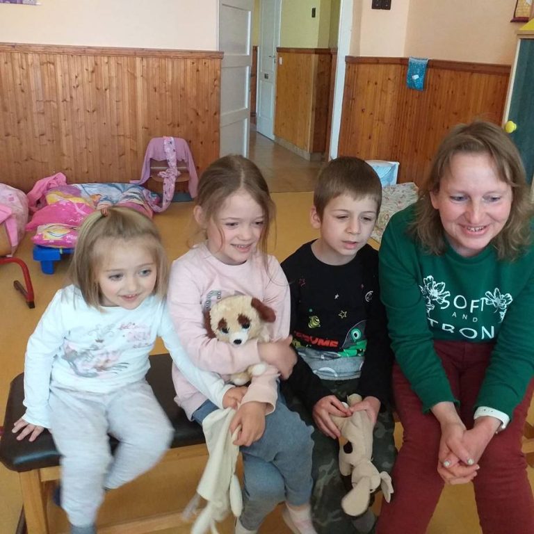 ovodas Ádászné Liker Klára (jobbra) szerint a gerendási óvodások gyakorlatilag ugyan úgy várják Csomós Lajost és Szabó Lajost, mint Móka Mikit a gyerekek a zsebtévében /Fotó: BMH/