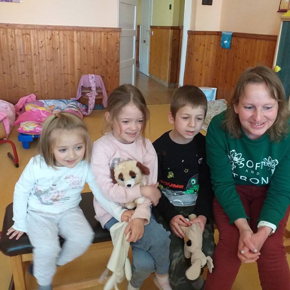 Ádászné Liker Klára (jobbra) szerint a gerendási óvodások gyakorlatilag ugyan úgy várják Csomós Lajost és Szabó Lajost, mint Móka Mikit a gyerekek a zsebtévében /Fotó: BMH/