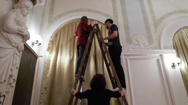 Ragyog az új aranybrokát függöny