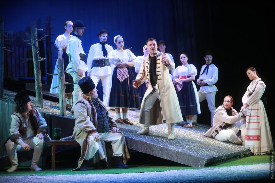 Szárnyad árnyékában