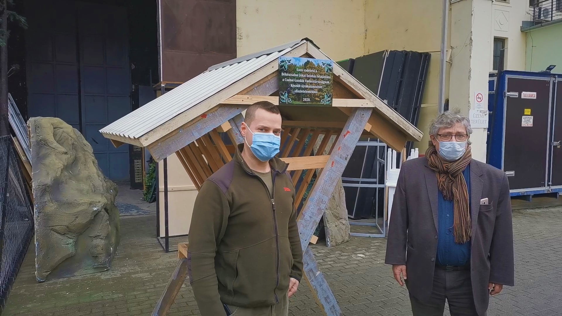 Díszletelemekből épített vadetető