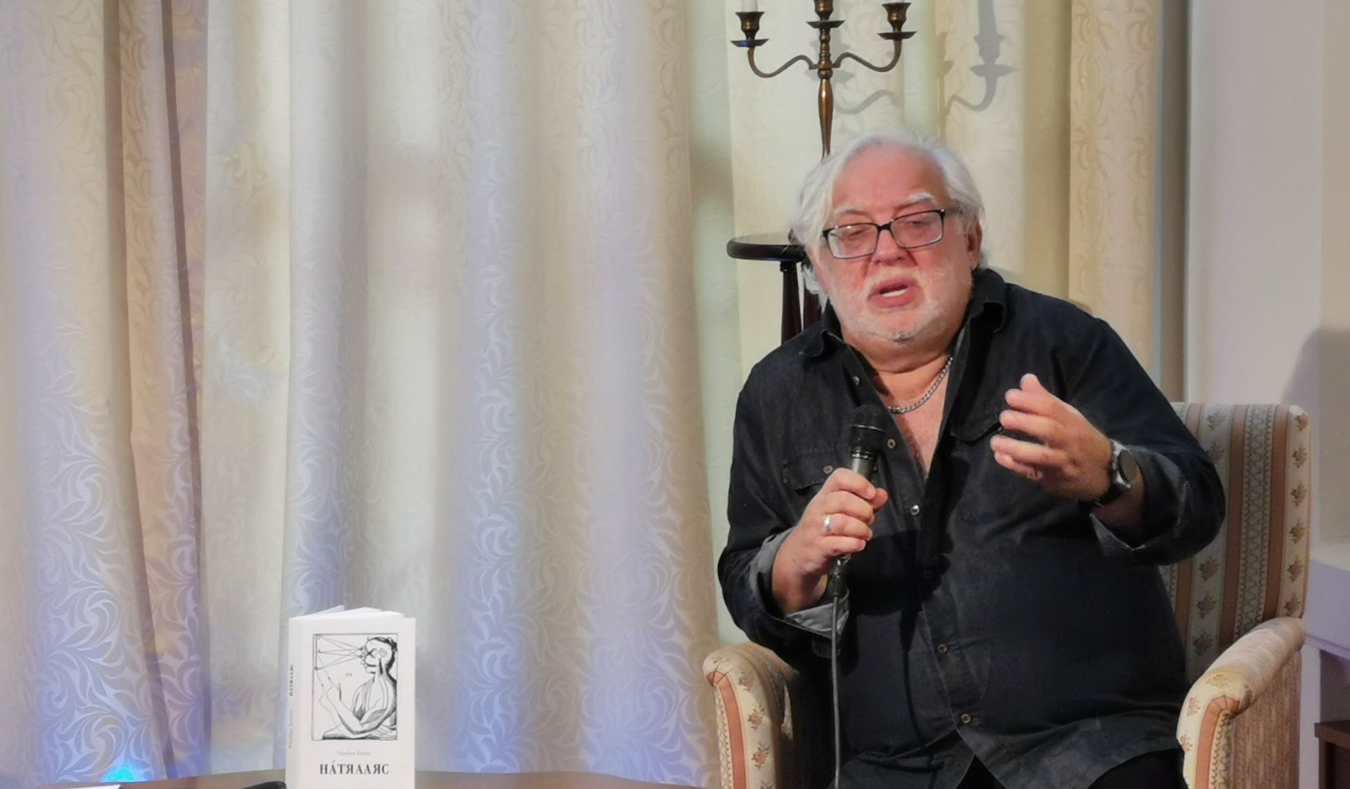 Verebes István a Művész Kávéházban mesélt a közönségnek színházi magán-enciklopédiájáról