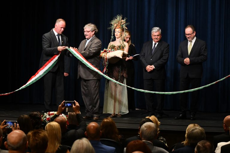 1630745110_214_atadtak-a-toth-jozsef-szinhaz-es-vigadot-4-resz Átadták a Tóth József Színház és Vigadót Szentesen