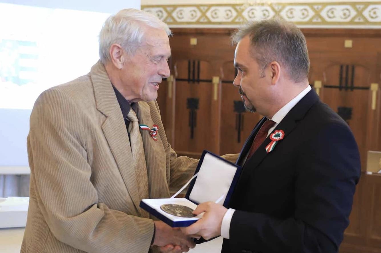 Nagy Gyula 2019-ben a Békés megyei közgyűlés elnökétől veszi át az elnöki elismerést
