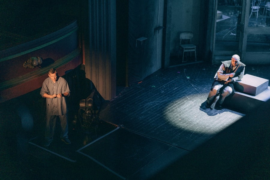 Jeltolmács működik közre Kakukkfészek című előadáson