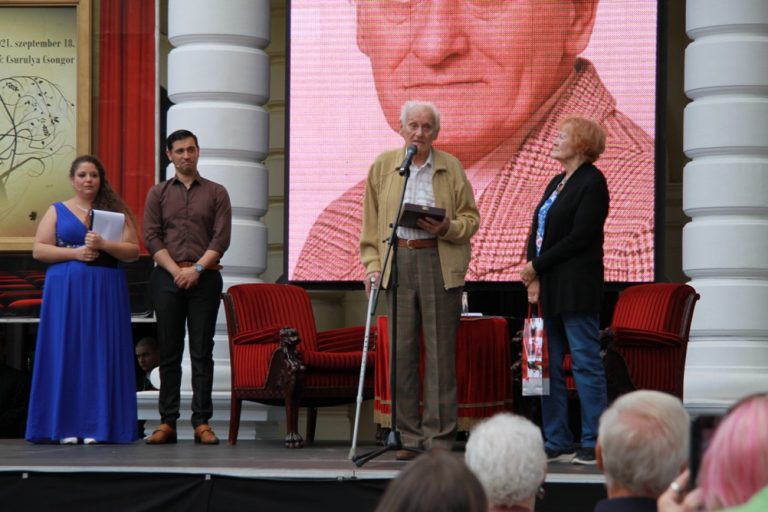 Dariday Róbert, a Gálfy-gyűrű átvételekor, mellette az elismerés átadója, Felkai Eszter