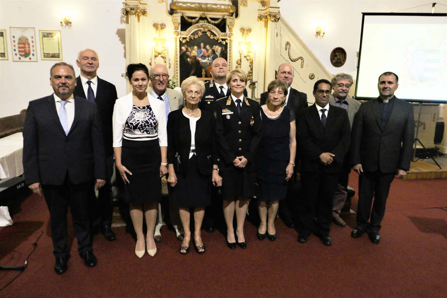 A kitüntetettek között jobbról a második Seregi Zoltán igazgató (fotó: Licska Balázs)