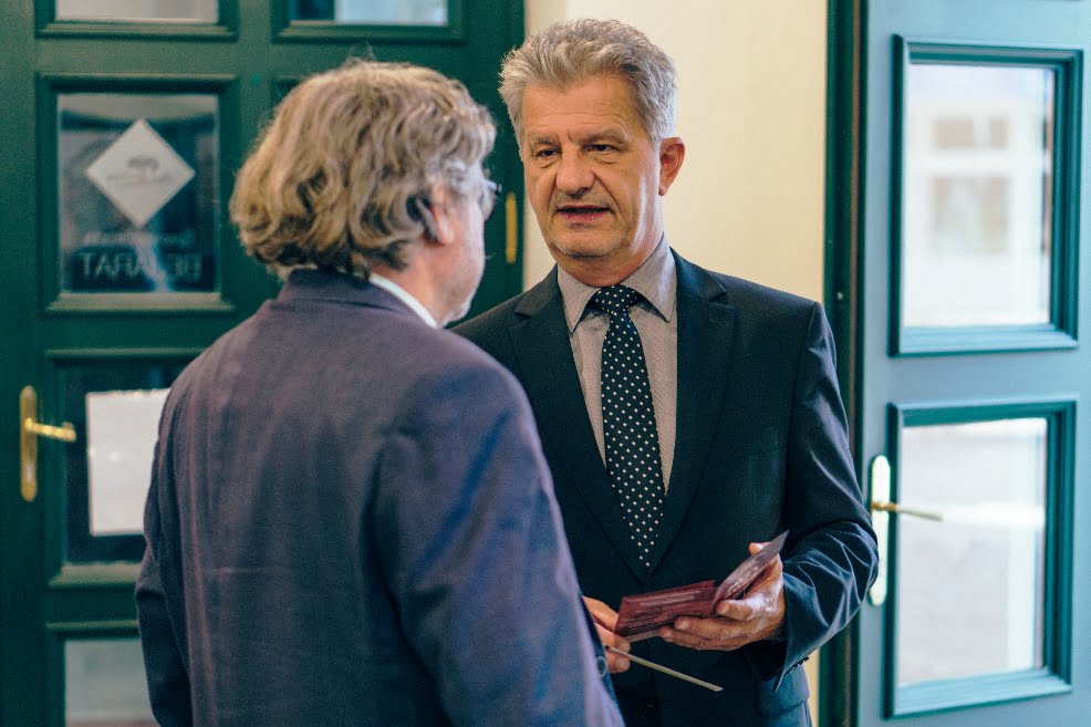 Szarvas Péter polgármester is megvásárolja a színházbérletet