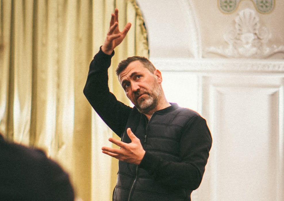 Tege Antal az Énekes madár próbáján instruál. Fotó: Bere Mátyás