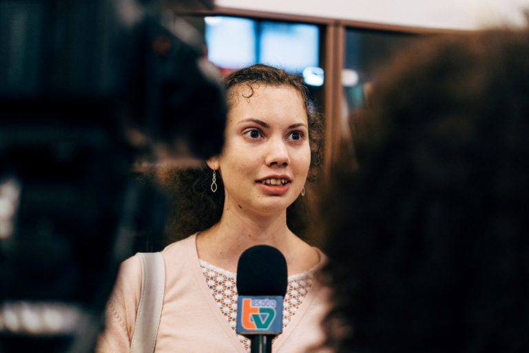 Majoros Eszter nyilatkozik a Csaba TV munkatársainak