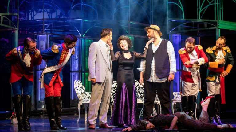 Madame Hortense (Nagy Erika) találkozik Nikoval (Czitor Attila) és Zorbával (Katkó Ferenc)