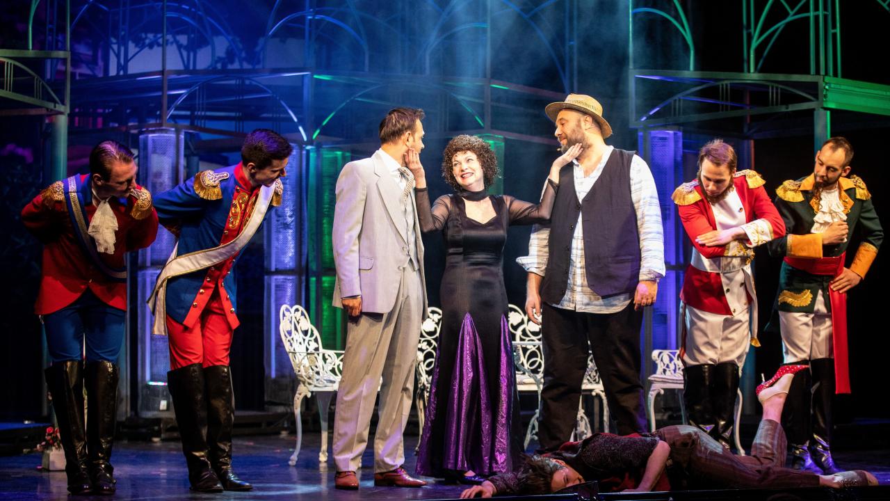 Madame Hortense (Nagy Erika) találkozik Nikoval (Czitor Attila) és Zorbával (Katkó Ferenc)