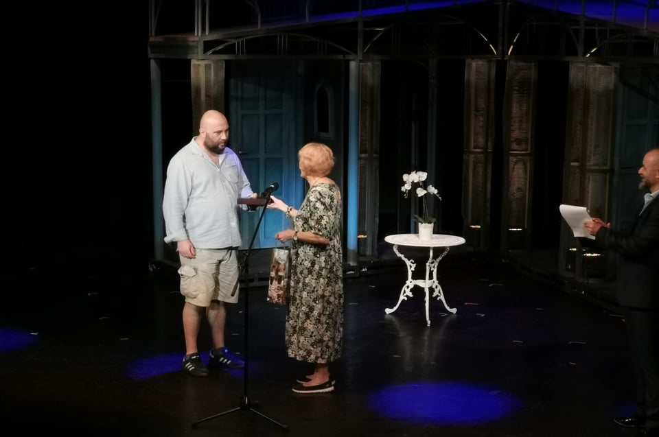 Katkó Ferenc veszi át a Gálfy gyűrű-díjat Felkai Esztertől