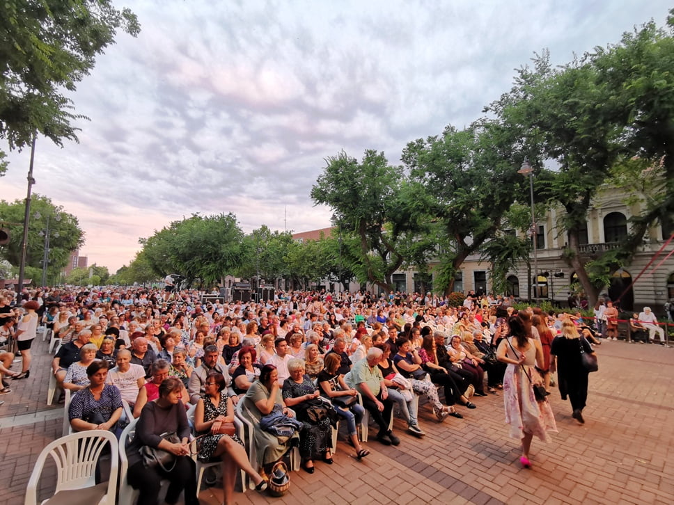 Teltház a főtéren