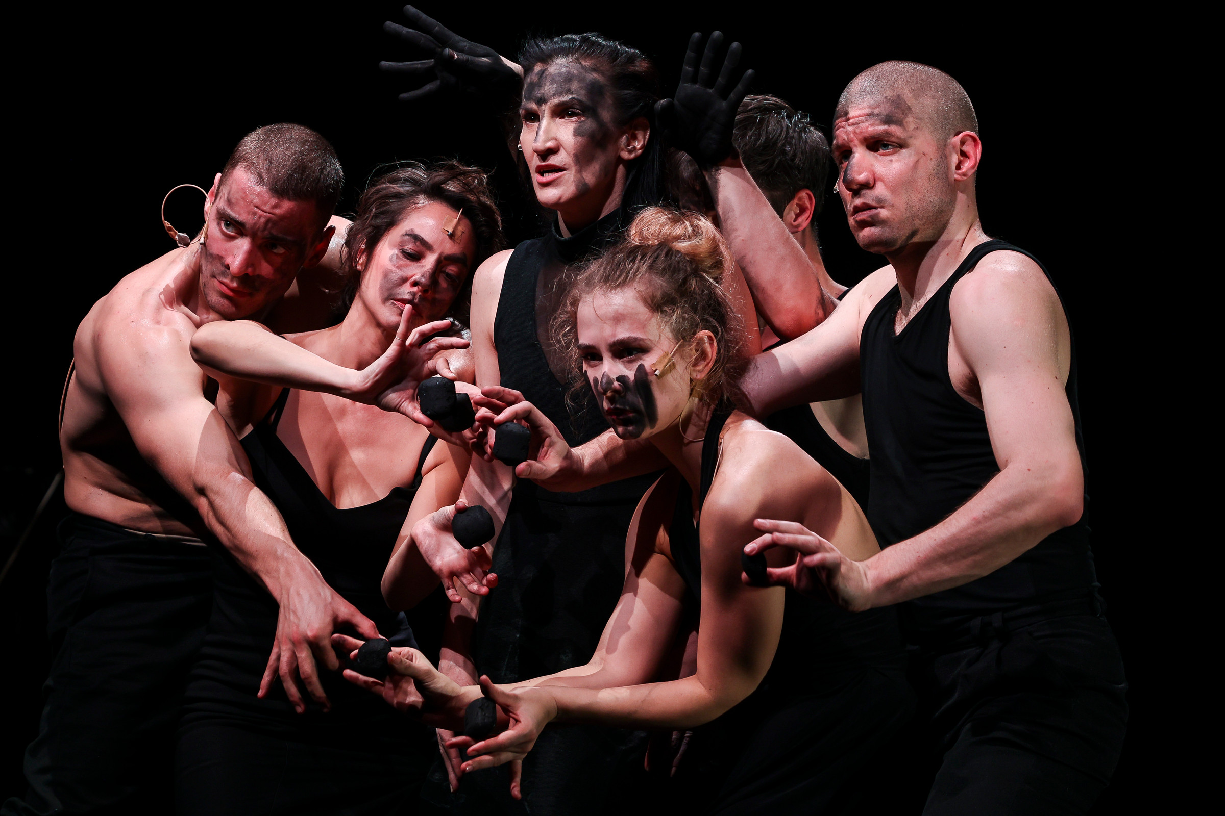 Piros_esot_kortyolt_a_fold_bemutato_6